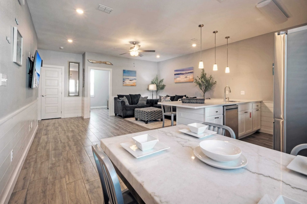 Sleeps 33! 4 Condos, Walk to the Beach, Resort-style Pool, Endless Summer Resort