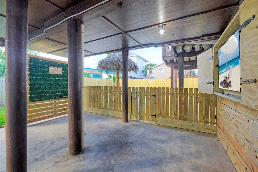 Private Pool, Yard, Deck, by the Nature Preserve! Tipsy Flipper by Avantstay