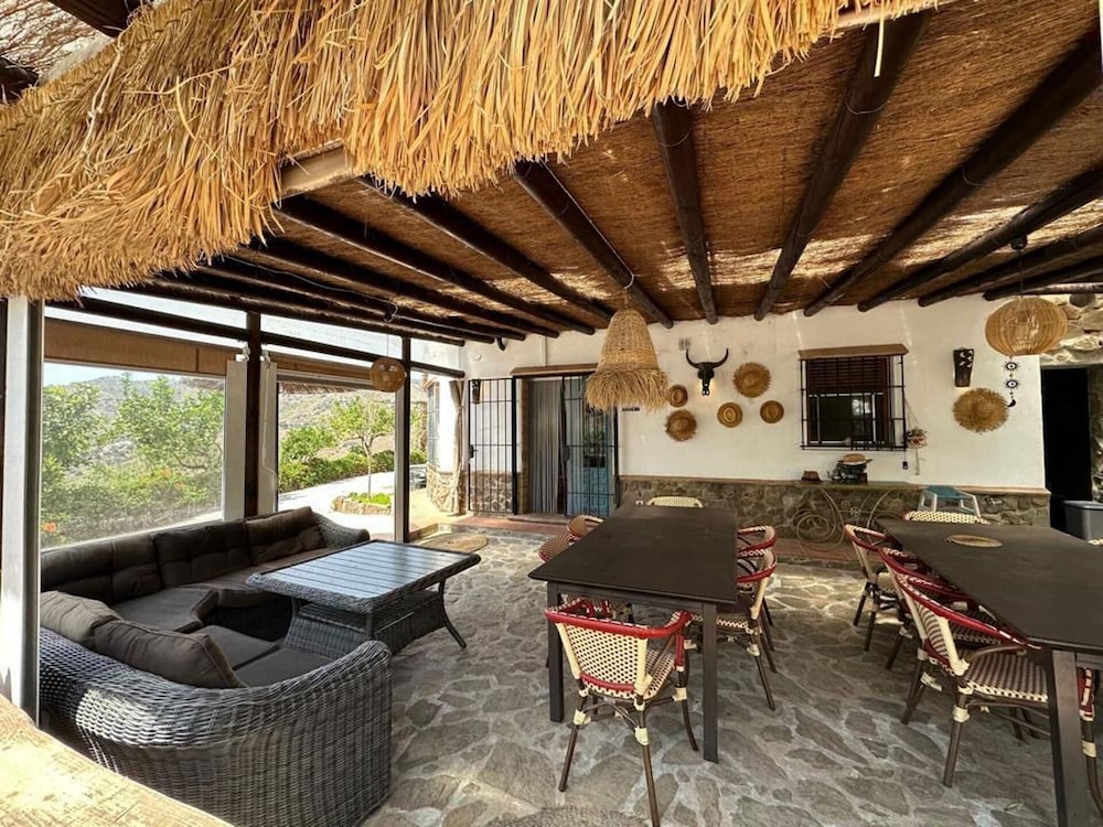 Sayalonga Villa Retreat With 7 Bedrooms