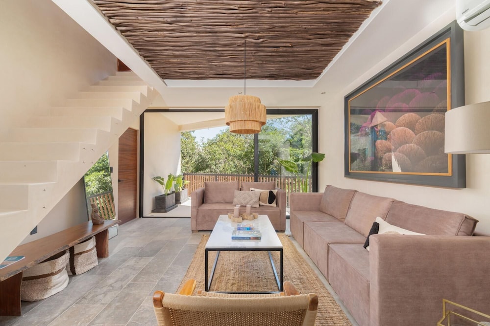 Stylish 2 Level 3 BR Penthouse Stunning Design Private Pool Sun Deck Best Wifi view 5