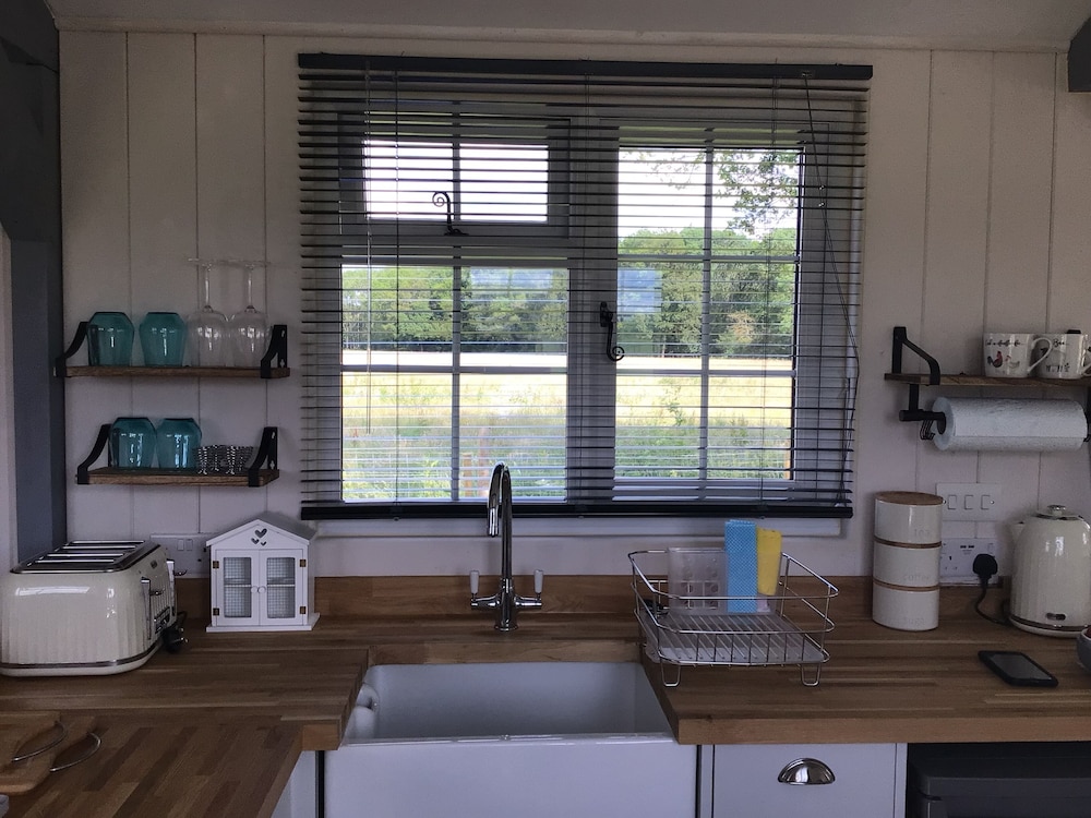 Charming Luxurious Rural Shepherds Hut view 3
