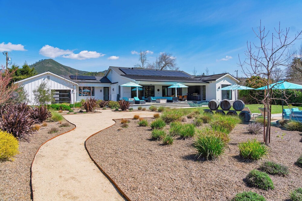 Luxe, Pool, Spa, Fire Pit, Game Room, Piano Sonoma Pool Retreat by Avantstay