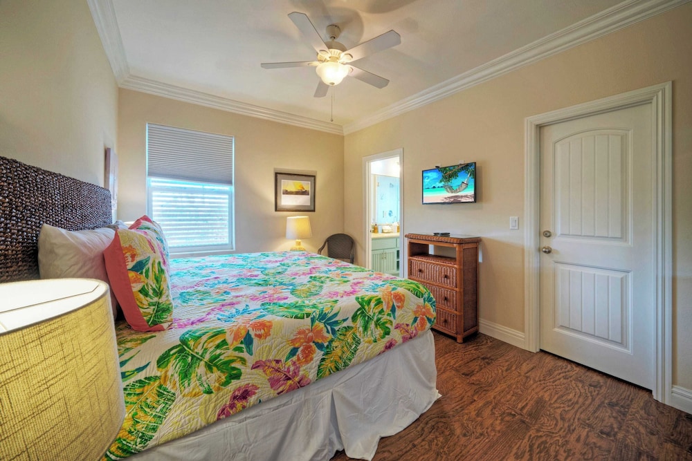 2 Homes in Las Palmeras by Avantstay Sleeps 18, Resort Pool + Private Patio Walk to Town, Golf Cart Zone