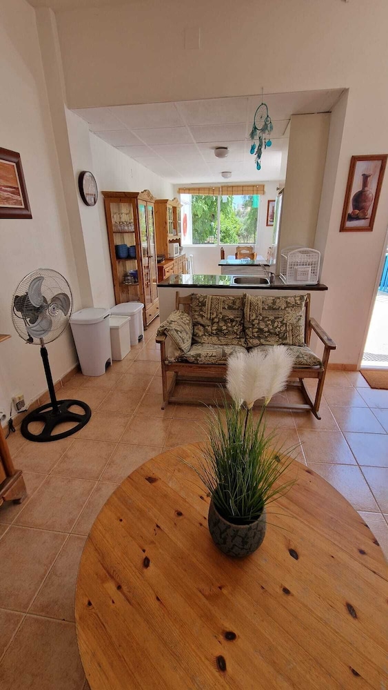 House With Exclusive Pool and Garden 7 min Walk From the Beach and the Center