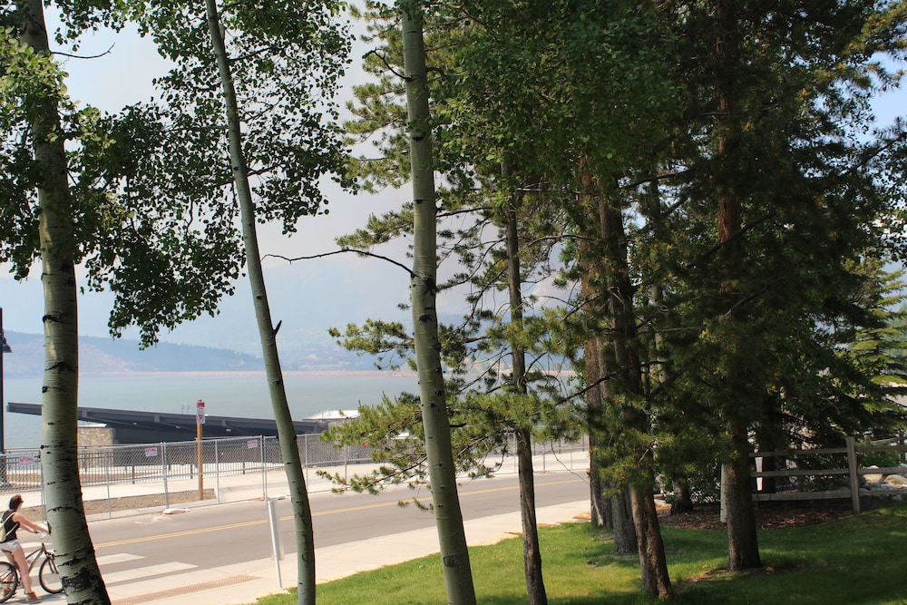 F108 Lake Cliffe S 1 Bedroom Condo by RedAwning