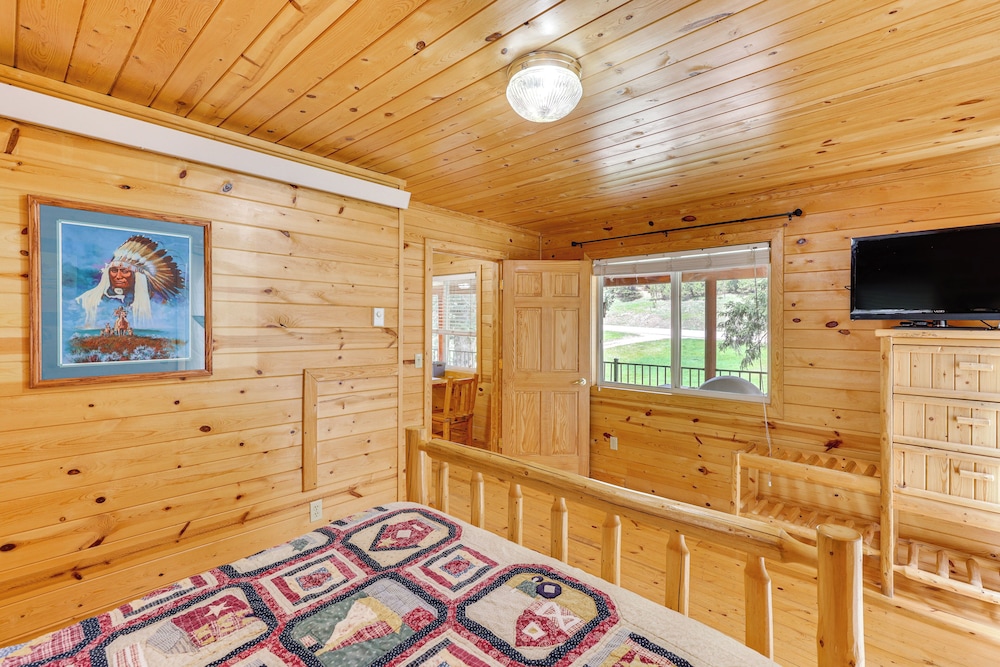 Pets Welcome: Cozy Cabin w/ Deck in Deadwood! view 4
