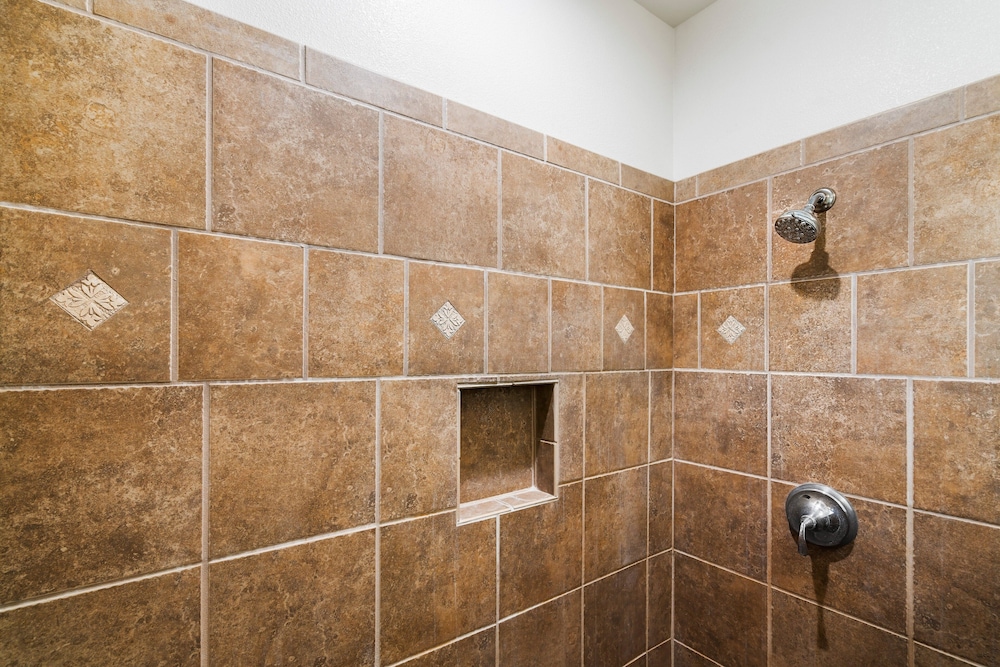 Beautiful Townhouse - Great Amenities and Spacious Lanai! Comes With Beach Pass! - Vrkcv