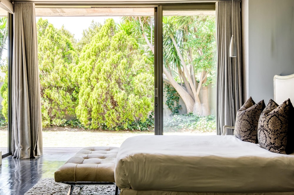 Exquisite Modern Camps Bay Villa Hove Villa