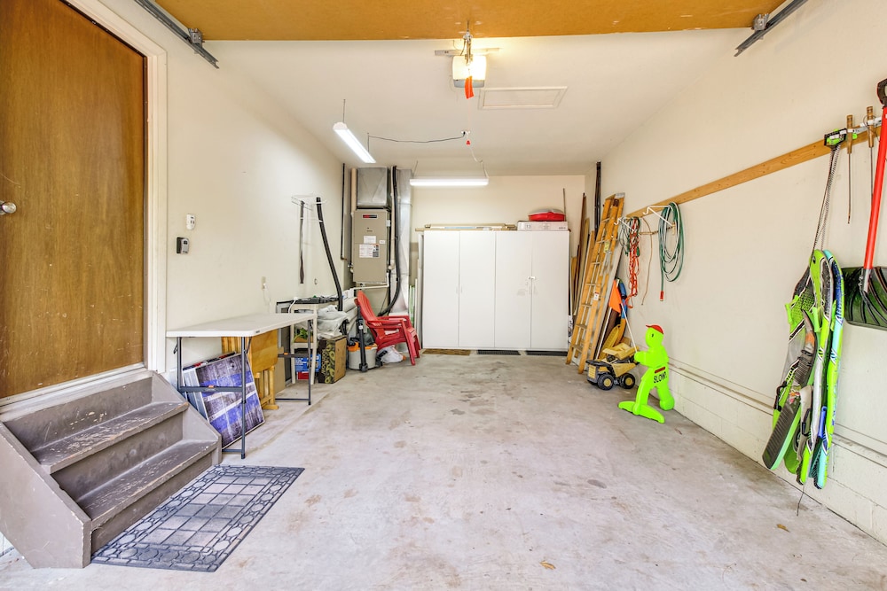 Spacious Cabin w/ Deck: 7 Mi to Show Low! view 4