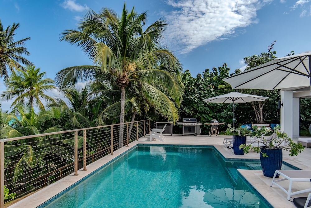 Seaduced - Brand New Luxury Beachfront Estate With Pool 4 Bedroom Home