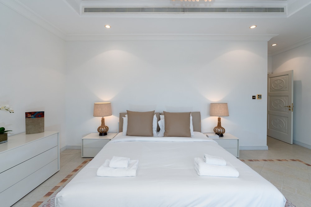 Exclusive 5BR Palm Villa w Private Pool and Beach