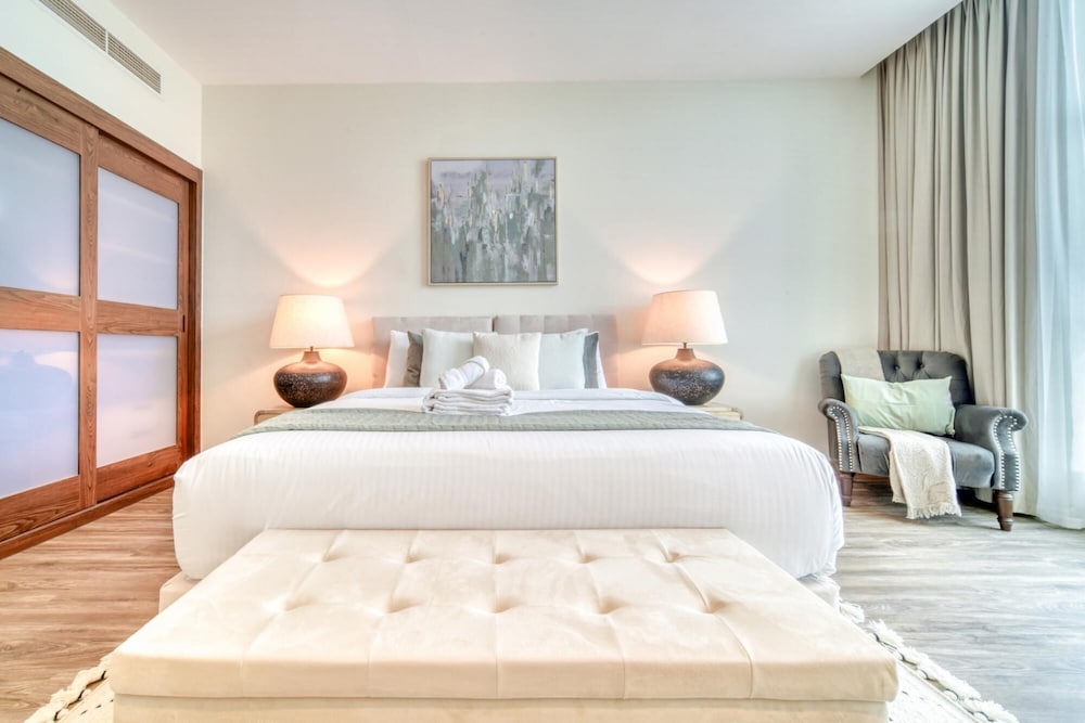 Lush Sea View Living w Private Beach at the Palm