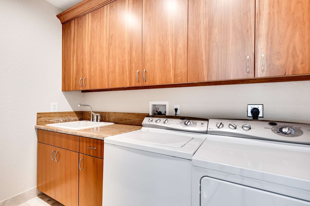 NEW 3-story Townhome With Pool Room Expansive Balcony Seconds Away From Las Olas