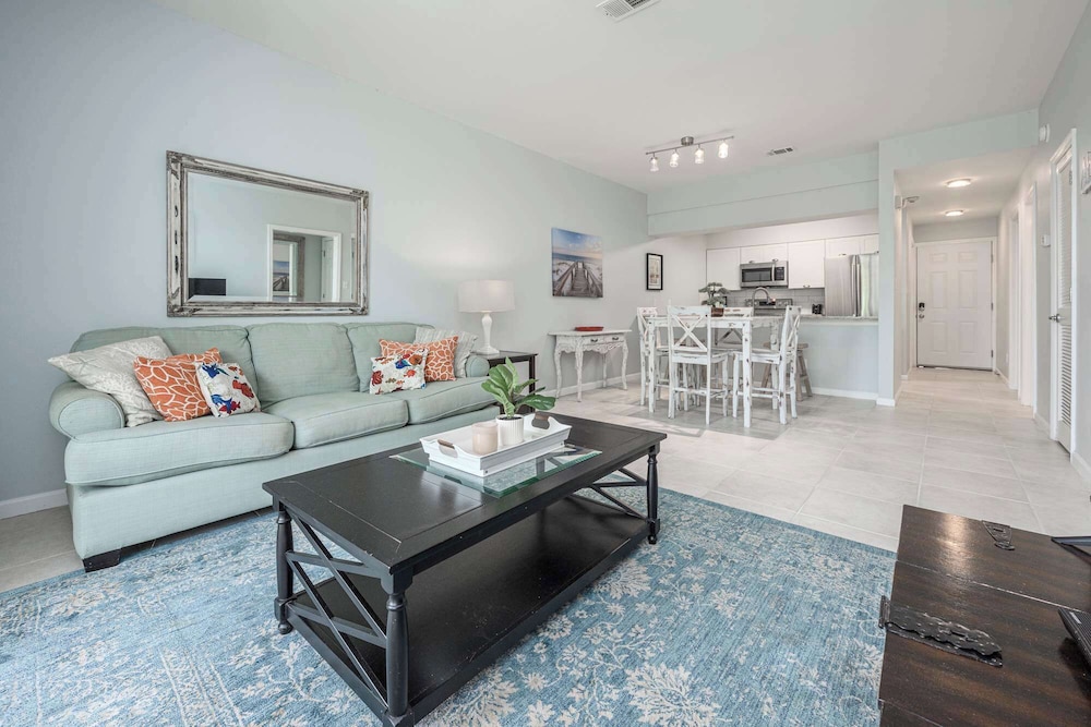 Sunshine & Whiskey Condo for 6 With Resort Amenities Near Grand Boulevard