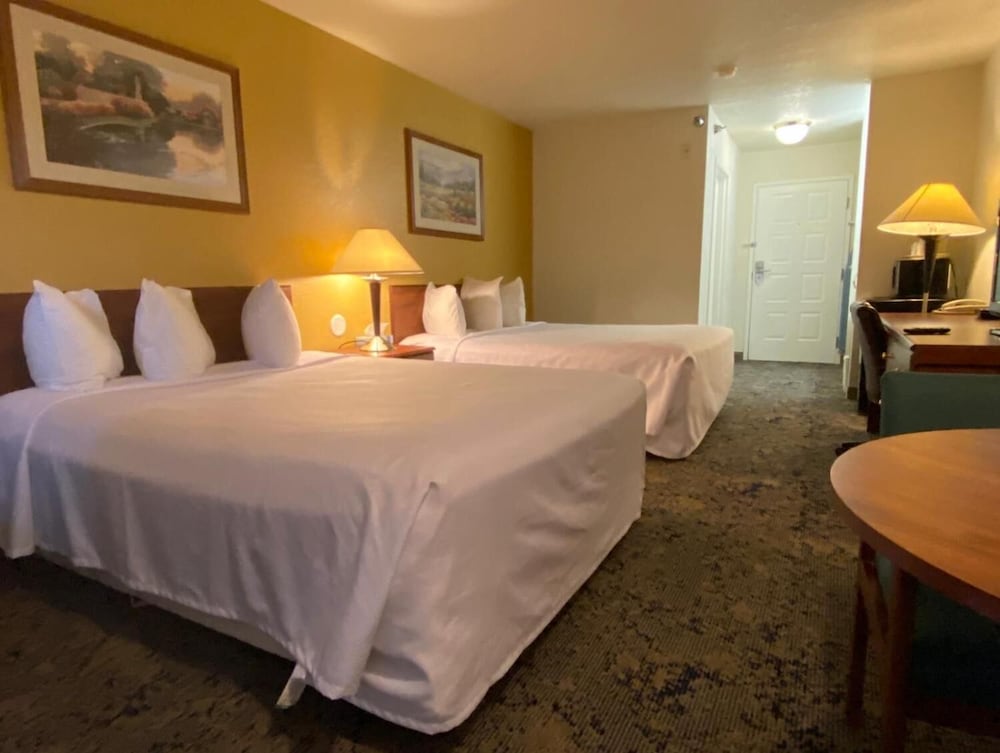 Salina Vacations - Rodeway Inn - Property Image 8