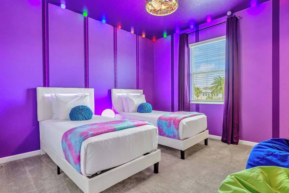 Upstay Epic 15br Mansion for Big Groups Near Parks
