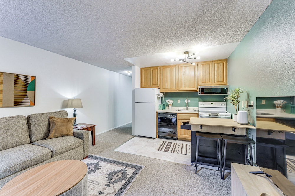 Easy Red River Ski Access! Outdoor Adventure Condo