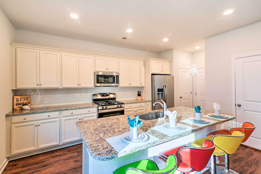 Colorful Myrtle Beach House: 2 Mi to Beaches!
