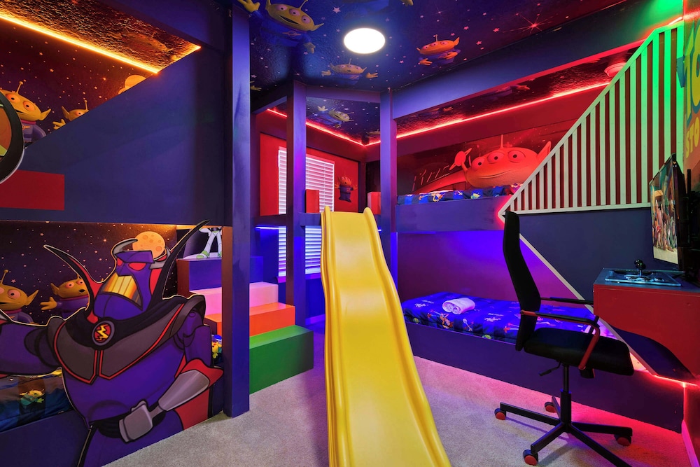 Luxurious Windsor Cay Villa Private Pool, Epic Game Room & Minutes to Disney!