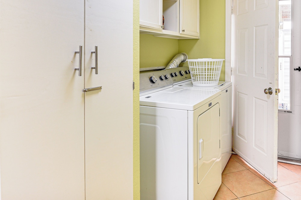 < 1/2 Mi to Beach Access + Pier: OBX Getaway
