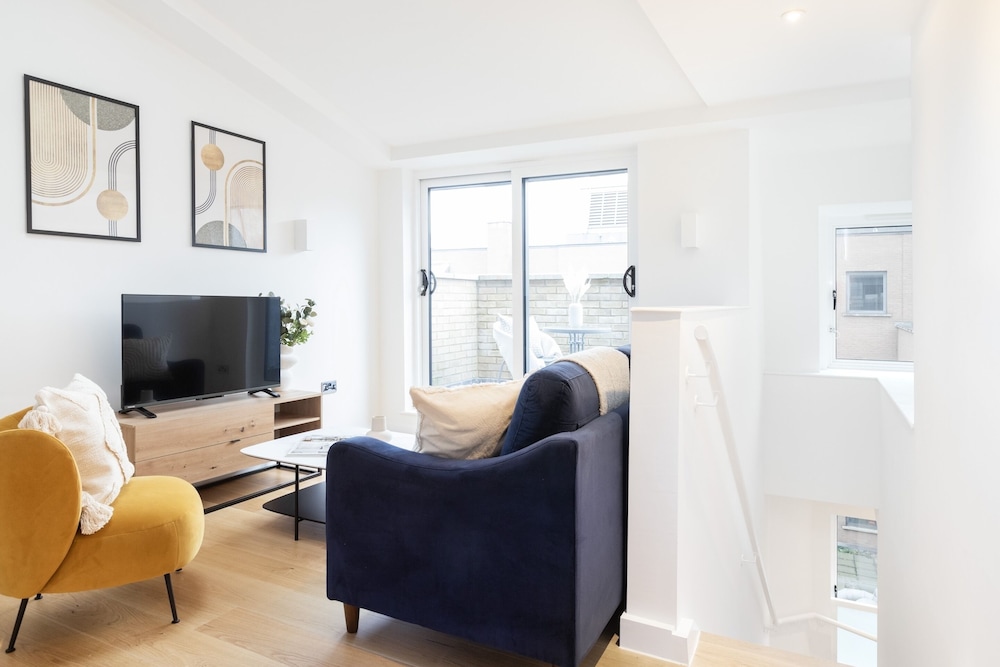 Modern 2BR 2BA with Balcony by Soho