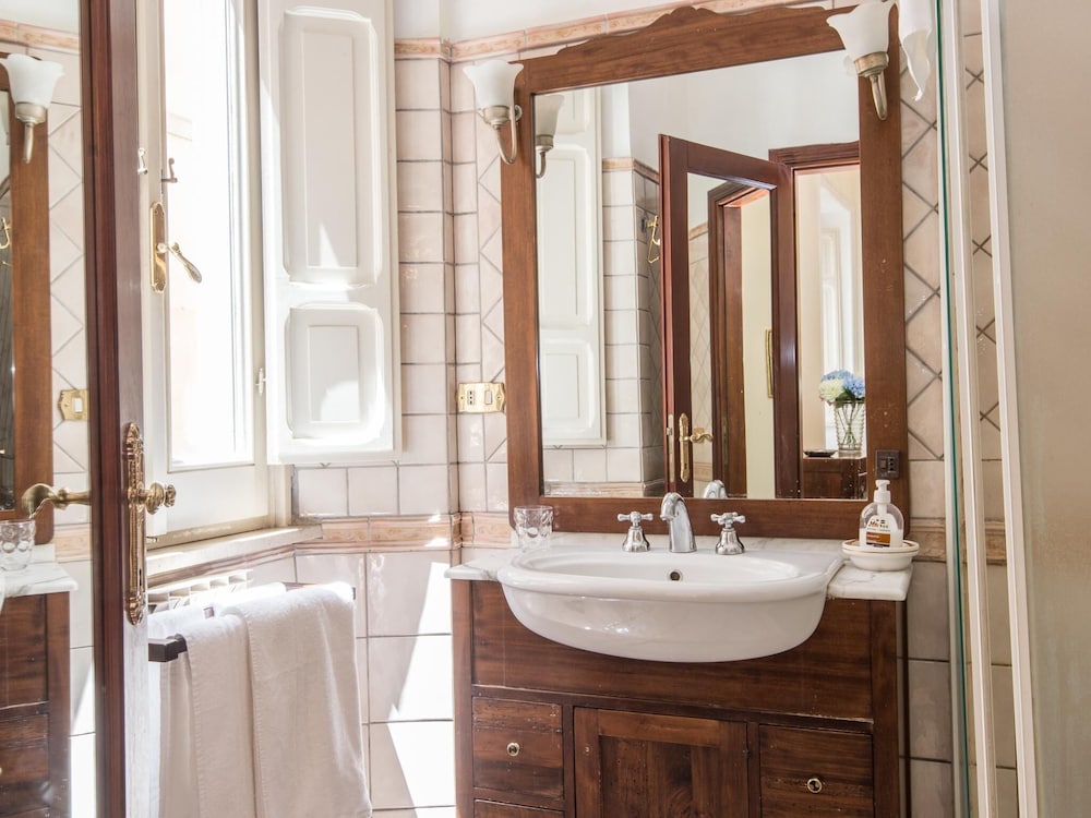 RSH Spanish Steps Luxury Apartment