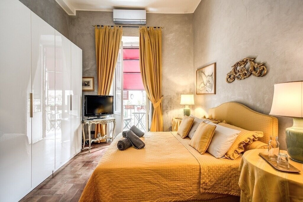 Wonderful Apartment With Balcony In Piazza Margana