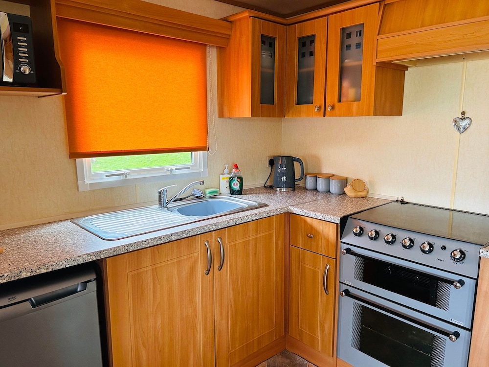 Charming Countryside Static Van With Entertainment view 4
