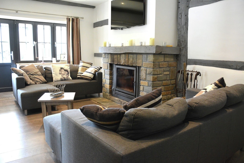 Villa in Stavelot With Lake View and Jacuzzi