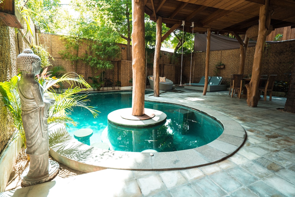 Gili Treehouses