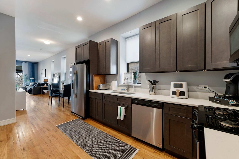 Cozy 2 Bed Home by West Loop With Parking Laundry