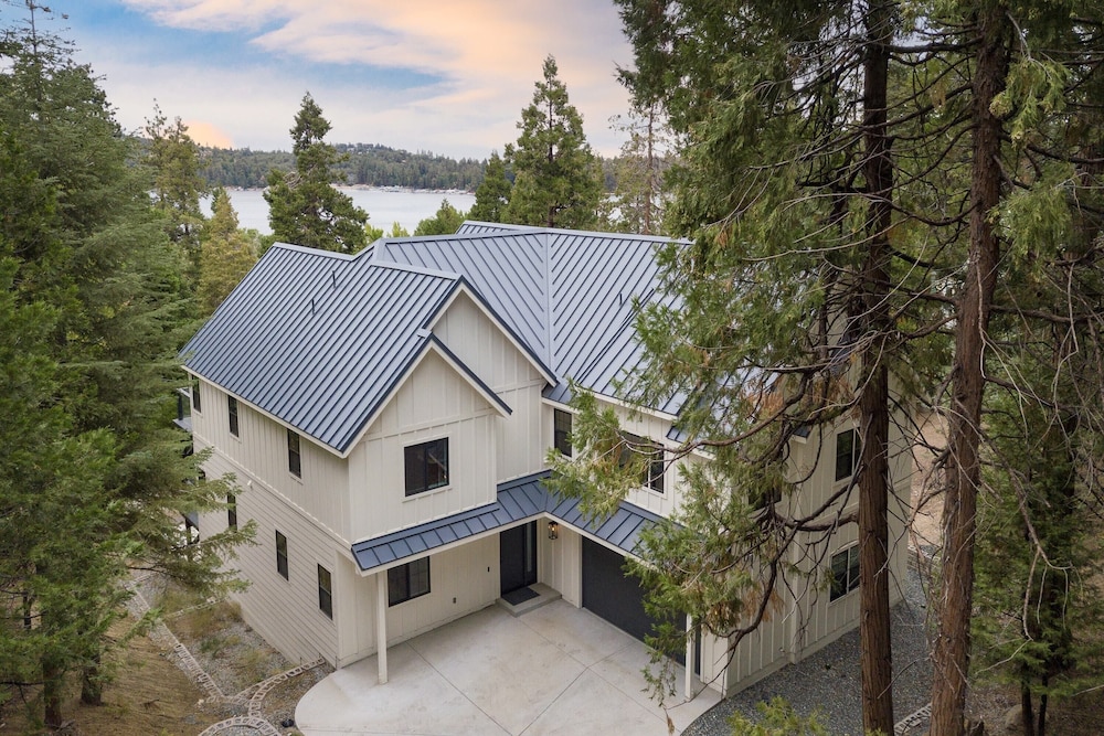 Luxury Retreat, 5mins to the Lake Game Room + Fire Pit Howlite by Avantstay