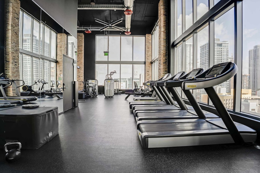 CBD Luxepad 2b2b With City Bay Views Gym Lounge