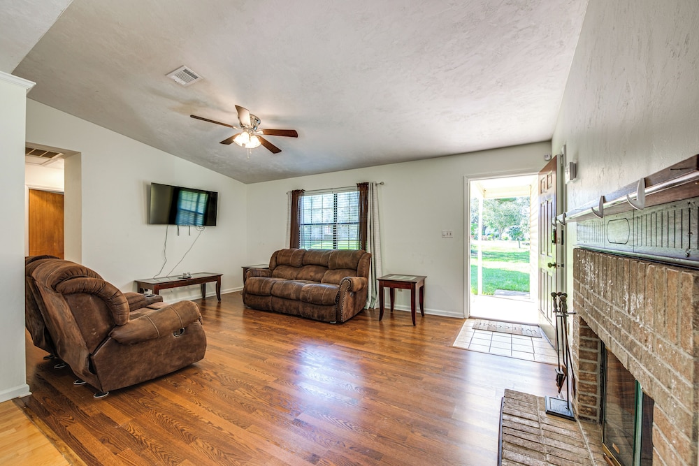 Quiet & Convenient Tallahassee Home, 4 Mi to Lake!