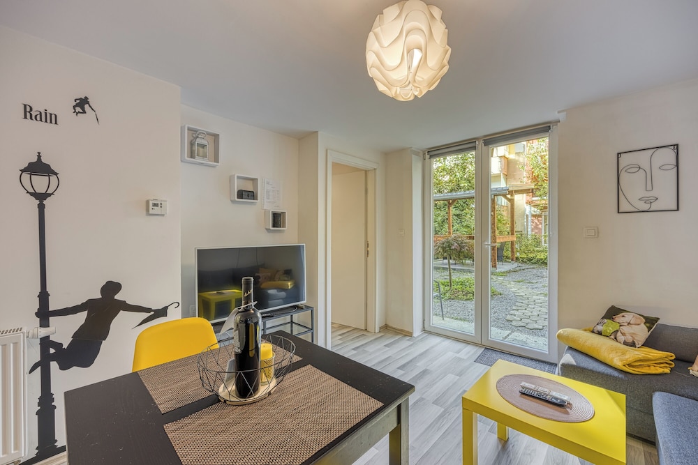 Bumblebee Apartment with Garden