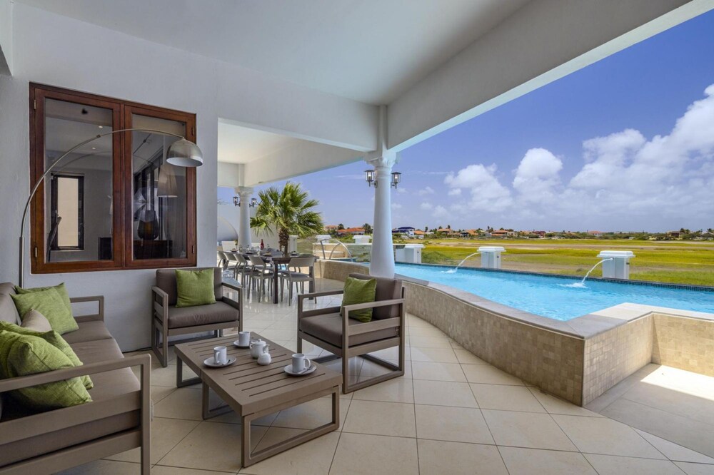 Villa Salina - 5BR w Pool Jacuzzi Sauna