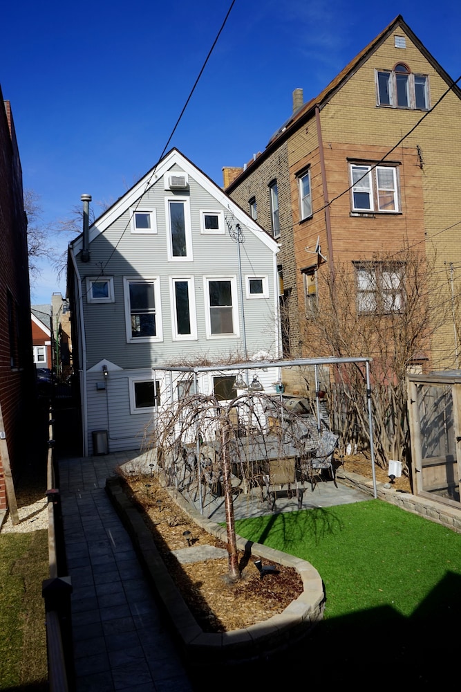 3-Level Bucktown Home - Amazing Outdoors & Parking - Image 1