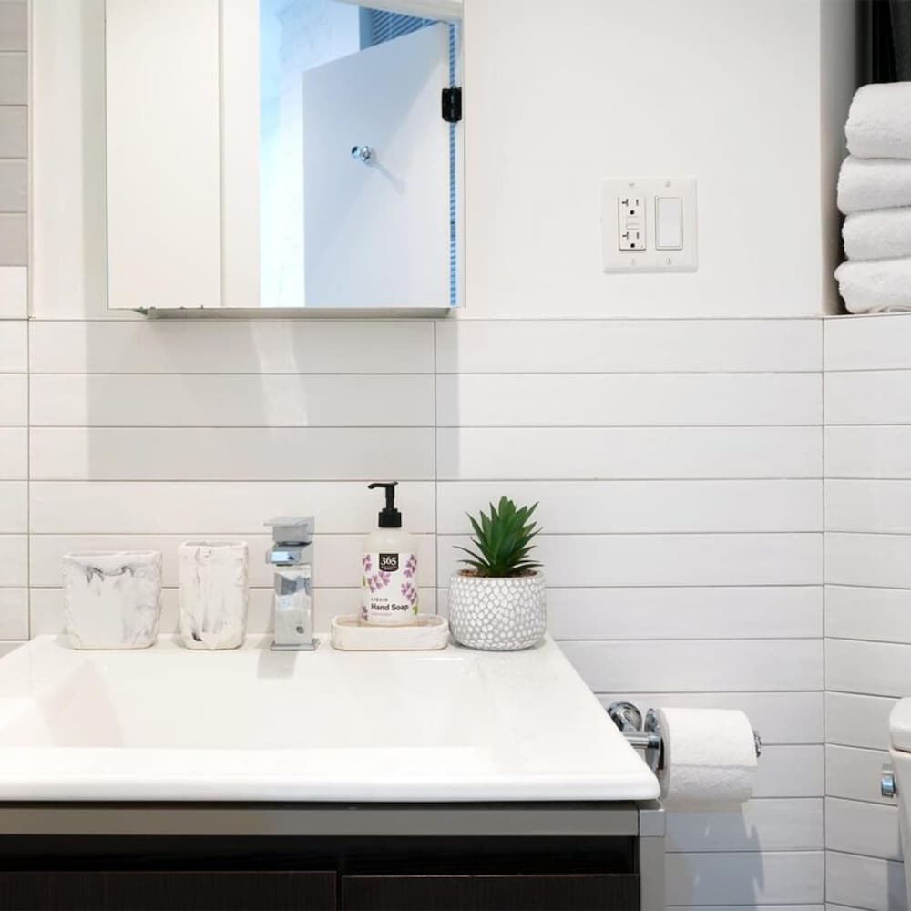 403-2e Newly Renovated Studio UES