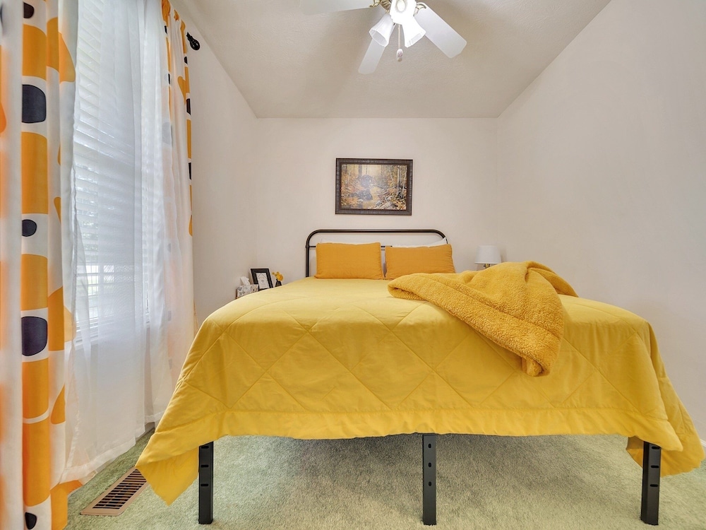 Smoky Mtn Retro 4 Bedroom Home