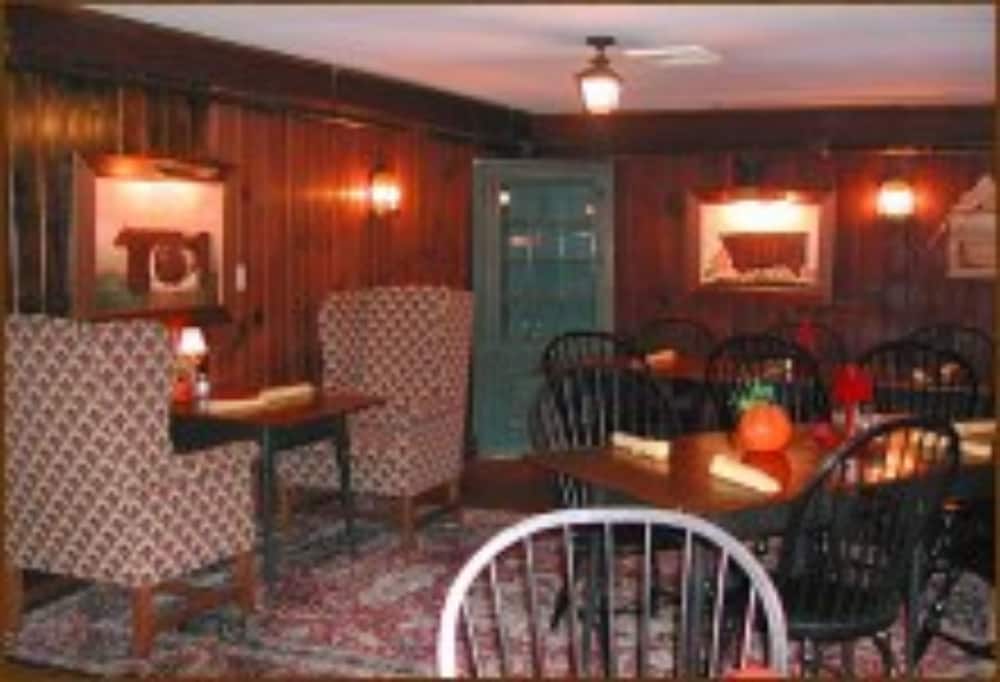 1896 House Country Inn & Motels