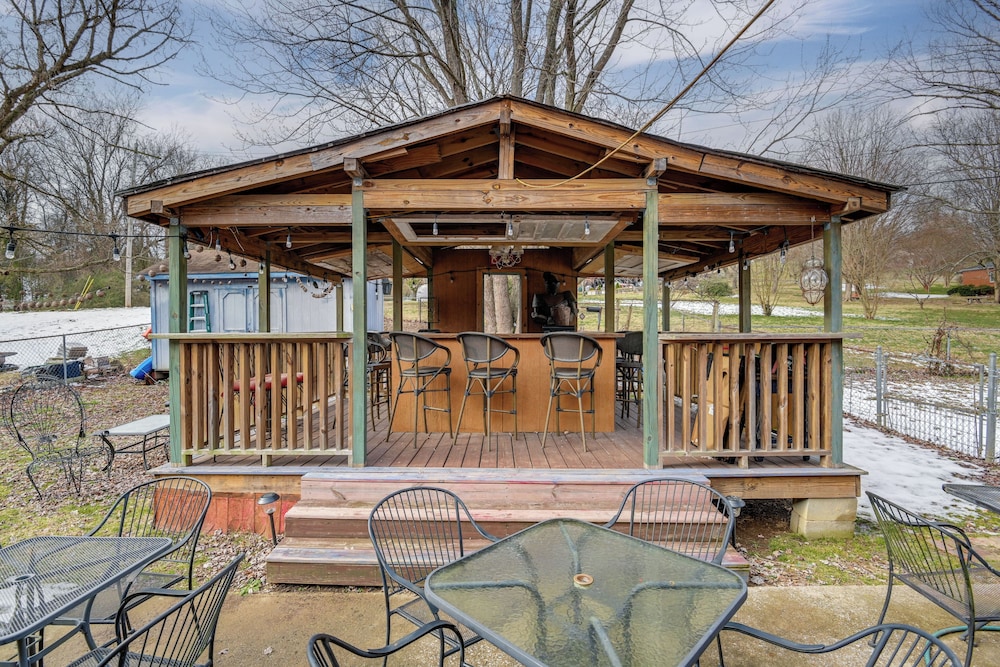 6 Mi to Downtown: 70s-themed Home in Nashville!