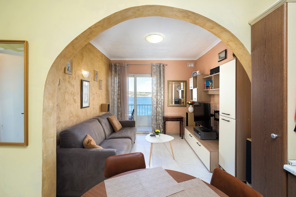 Cosy Apartment with Balcony & Sea Views