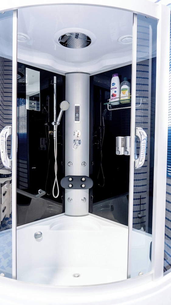 Digi Six-bedroom Accra Luxury Home at East Legon