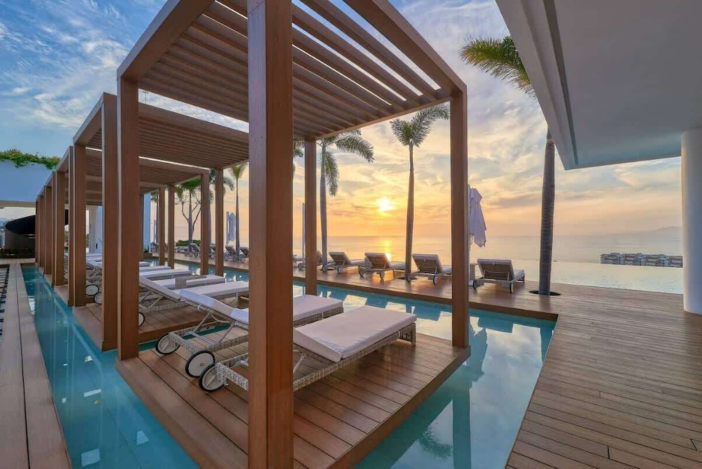 Soho PV Stunning Views Luxury Heated Rooftop Pool