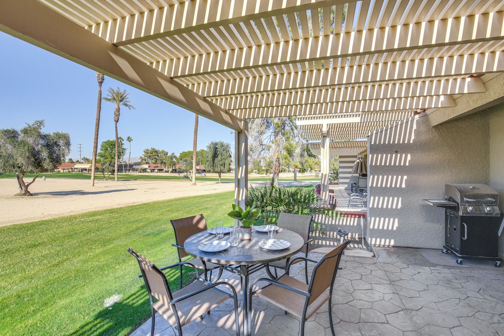 Pet-friendly Palm Desert Retreat: Golf Course View