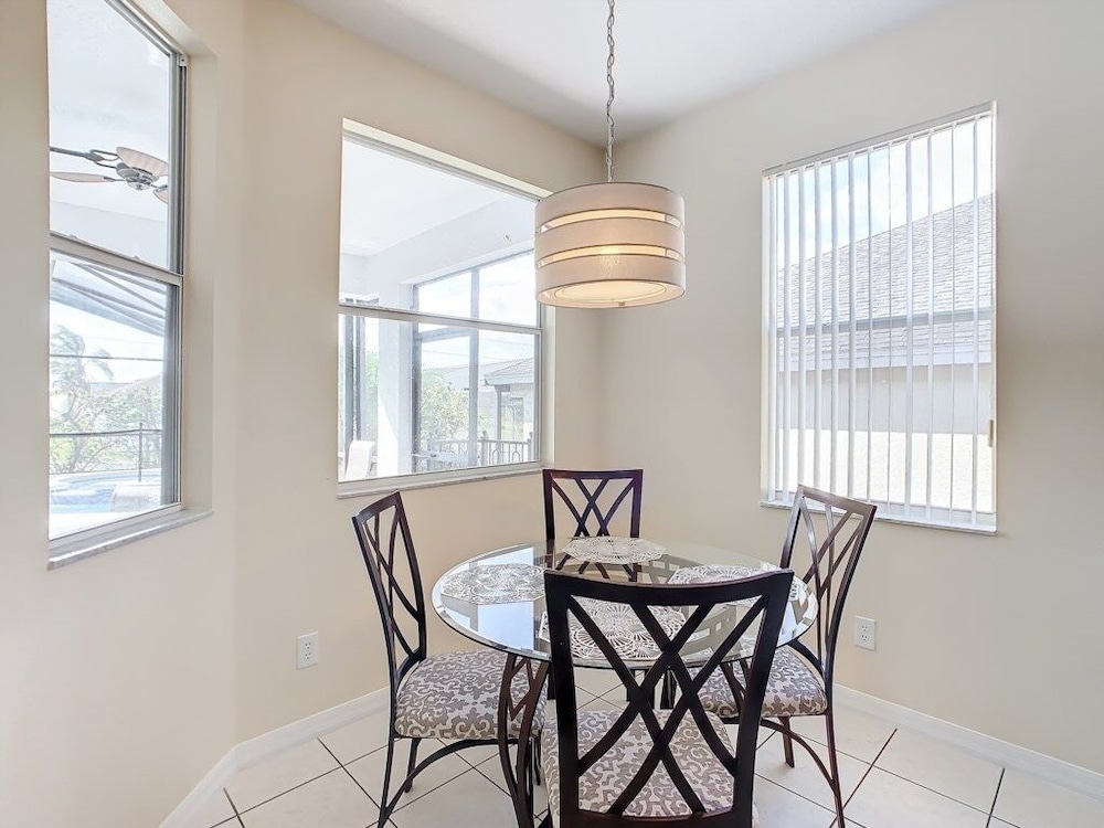 Spacious 5br Home W/ Private Pool+spa In Scenic Davenport Location 5 Bedroom Villa
