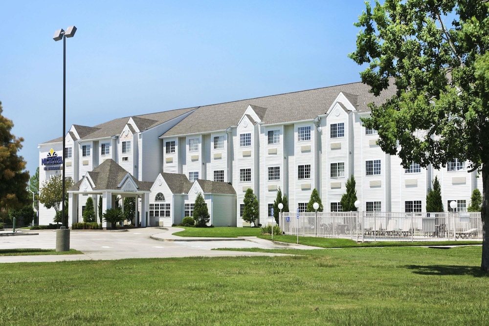 Hotel Microtel Inn & Suites by Wyndham Baton Rouge - Image 1