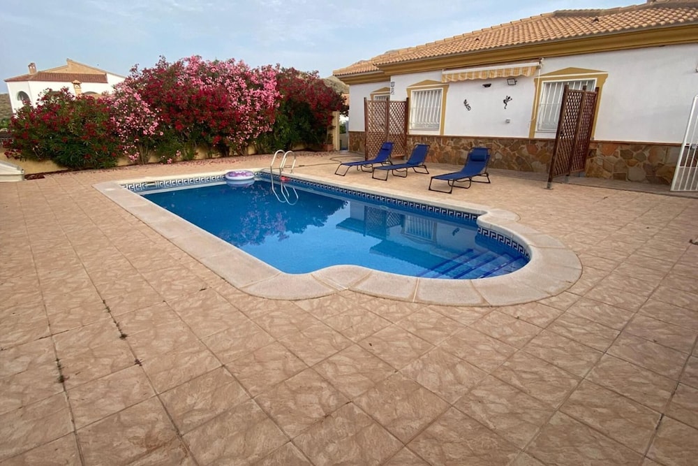 Casa Bueno Sunset Villa - Sleeps 7, Pool & Aircon