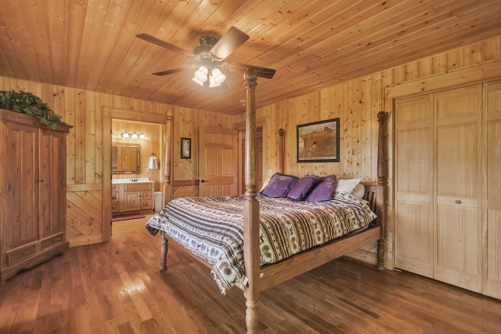 Cozy Mountain Retreat W/ Scenic Views 3 Bedroom Home by RedAwning view 4