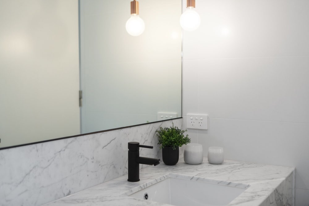 Chic 1-bed With a Sleek Balcony Near Shops